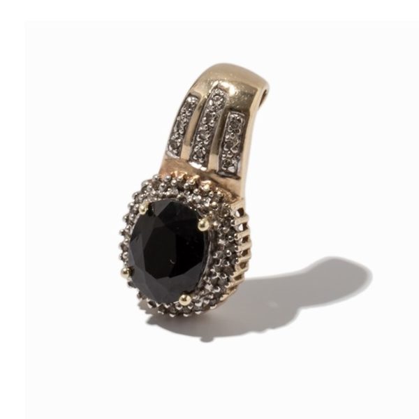 Dreiteiliges Parure mit 130 Diamanten und 4 SaphirenAnhänger