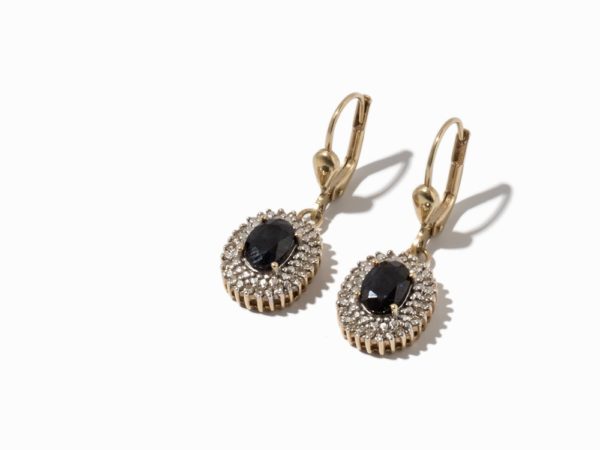 Dreiteiliges Parure mit 130 Diamanten und 4 Saphiren Ohrschmuck