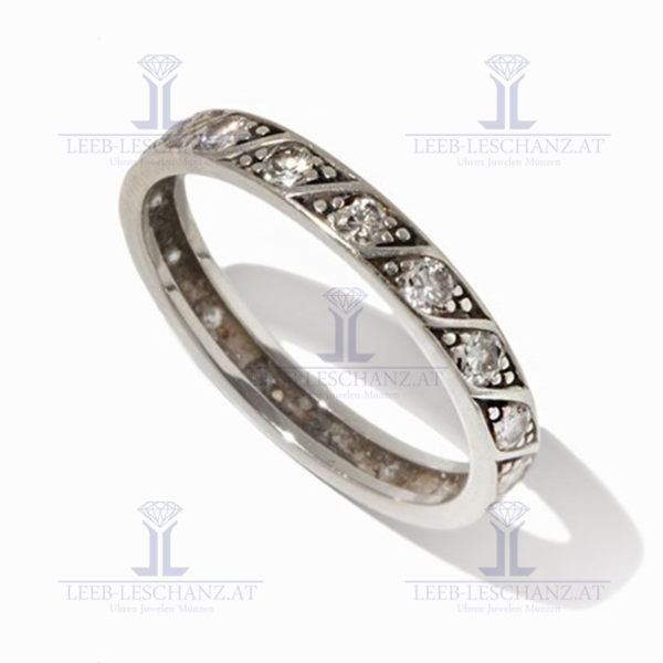 Schmaler Bandring mit 17 Brillanten